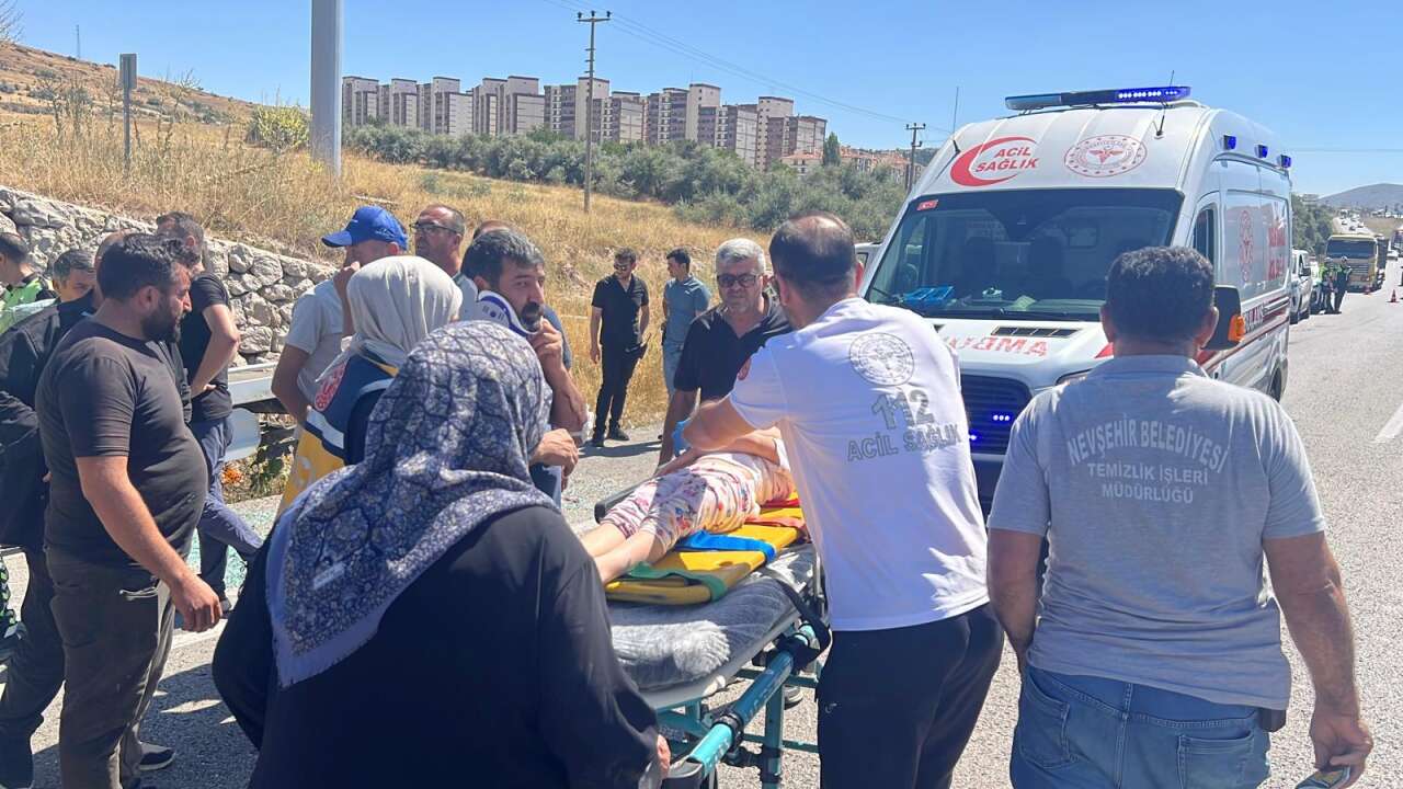Çekici ile traktör çarpıştı! 4’ü çocuk 6 yaralı var 2